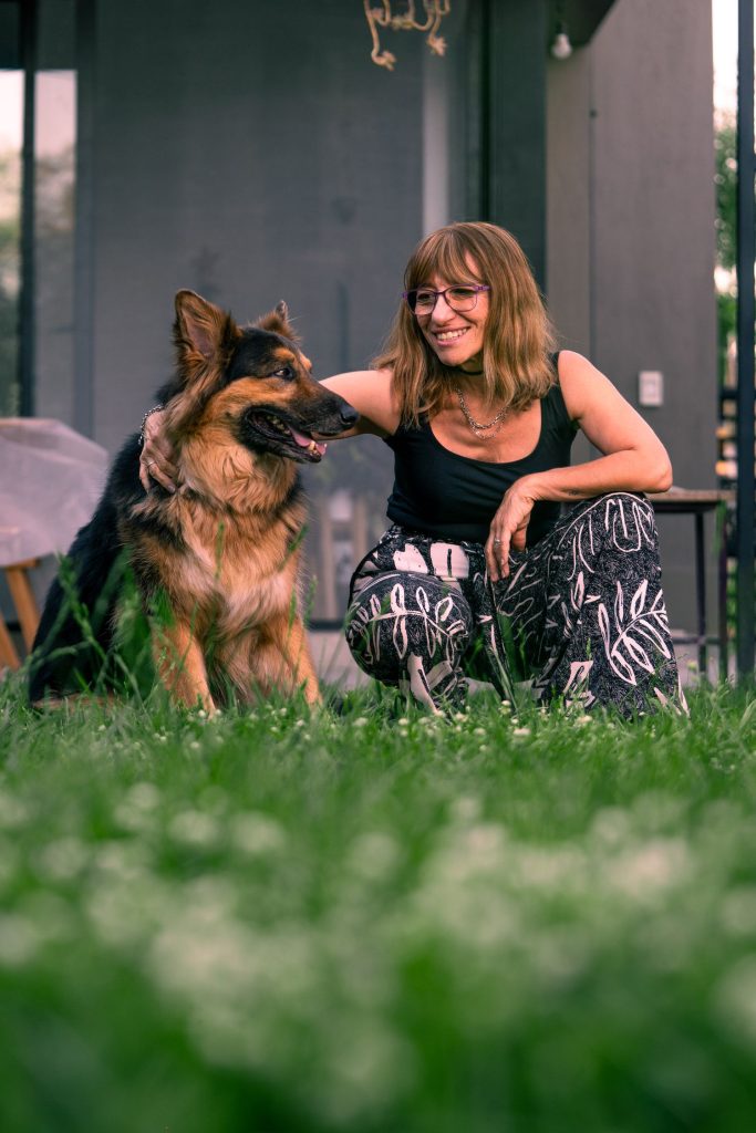 Solène Kervadec, éducatrice canine, avec un chien